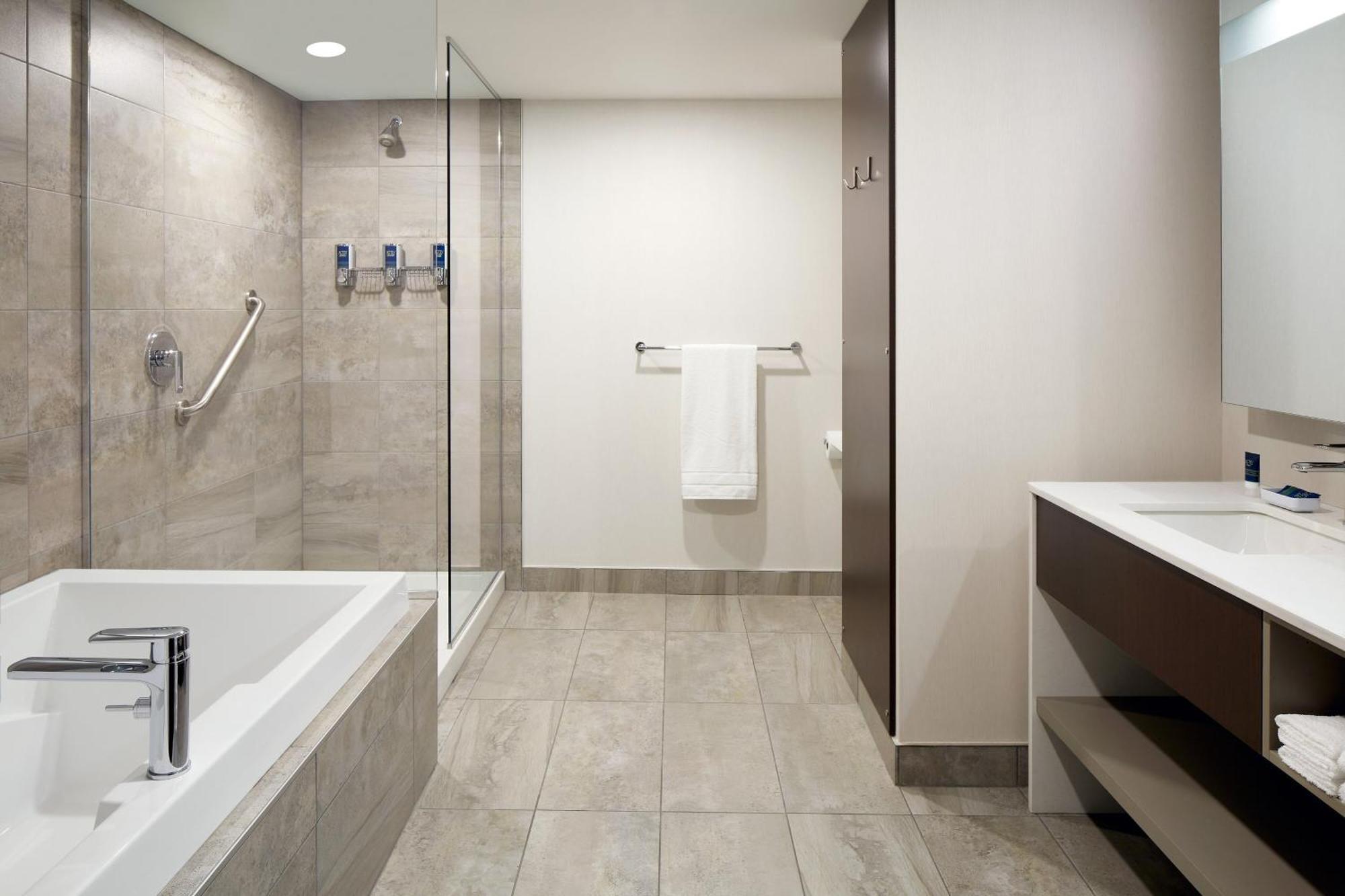 Four Points By Sheraton Levis Convention Centre Ngoại thất bức ảnh